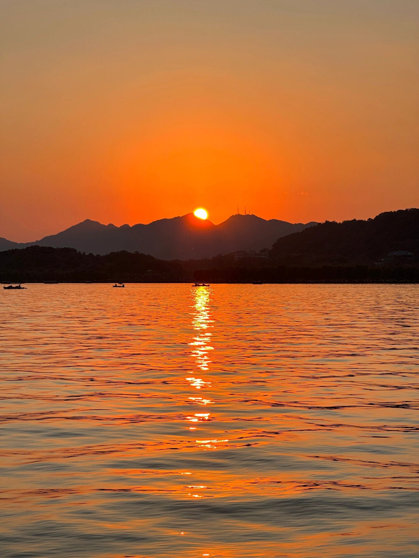 黄昏图片 夕阳余晖,染黄天际.@墨者离也的动态