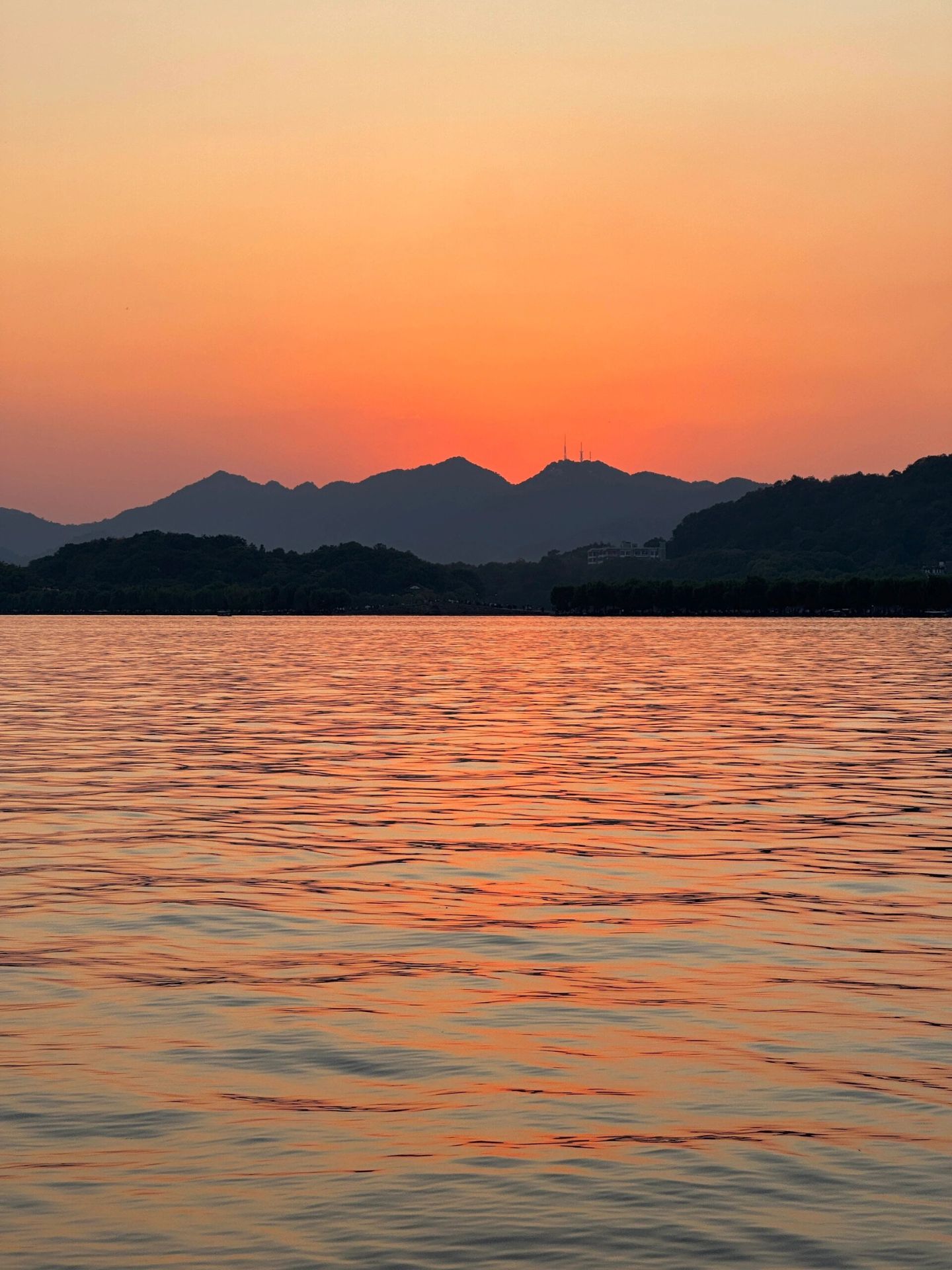 黄昏图片 夕阳余晖,染黄天际.@墨者离也的动态