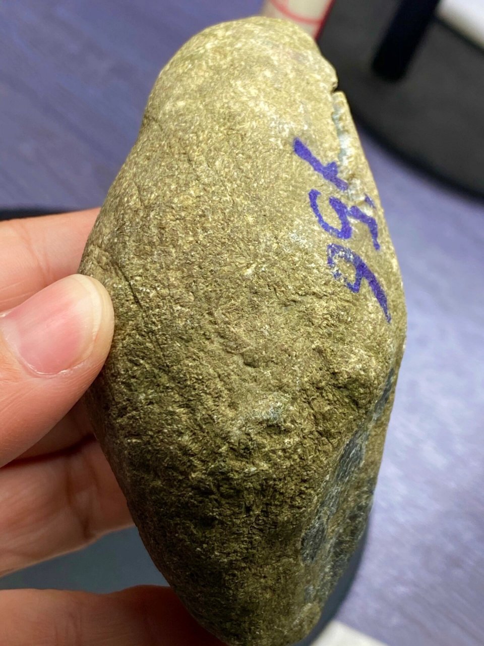 点击头像看直播# #翡翠原石#翡翠山料,顾名思义,就是生长在山里的