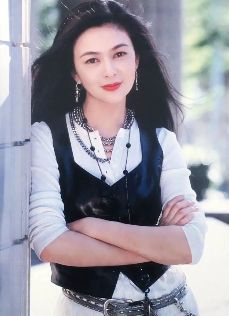 关之琳曾是刘德华爱而不得的女人,他曾公开表示关之林是香港明星圈儿