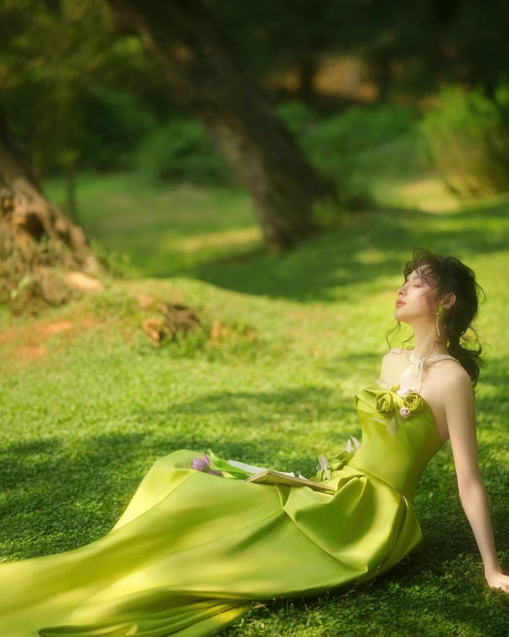 博主的风格介绍一套绿色婚纱裙,简单舒适绿色婚纱裙很独特呢05 绿色