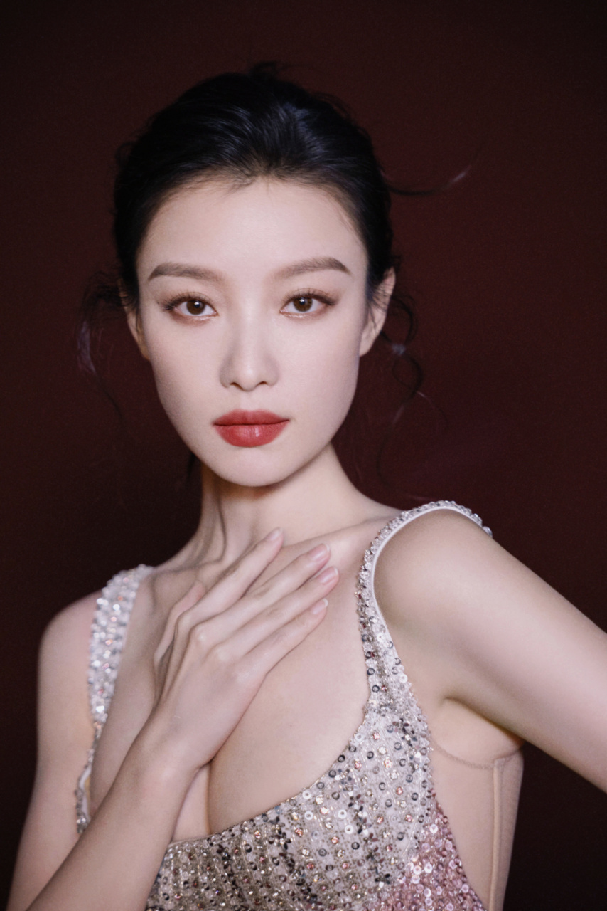 惊艳!倪妮身着粉色渐变吊带礼服裙,犹如樱花盛开般美丽动人.