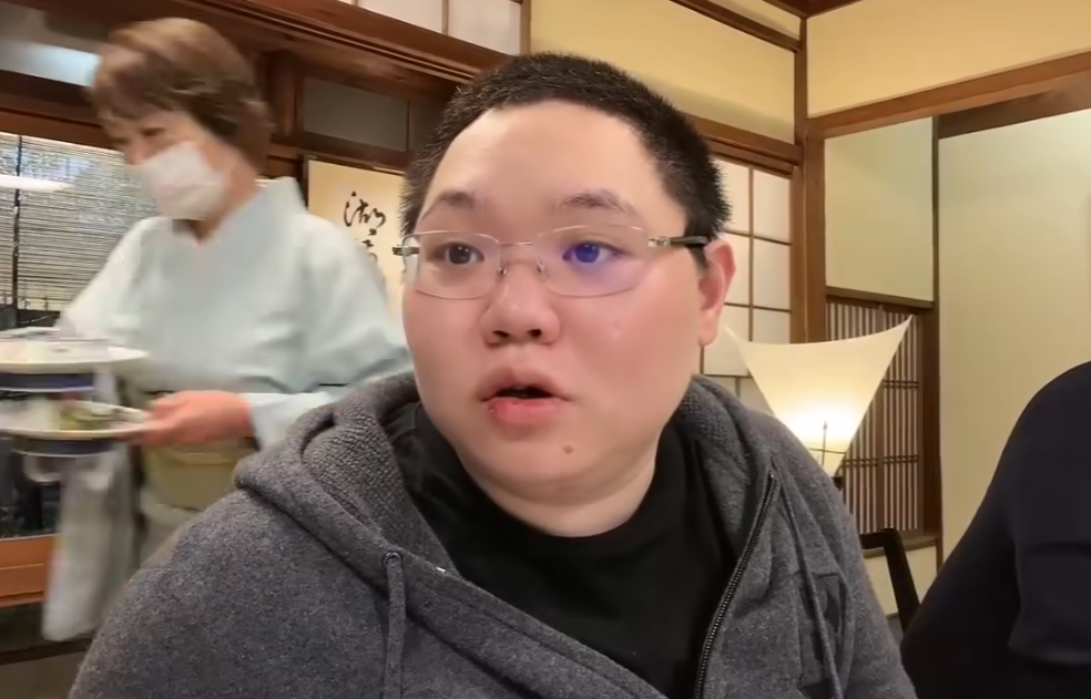 pdd卢本伟日本被偶遇,经纪人回复何时回国:合同到期休息中!