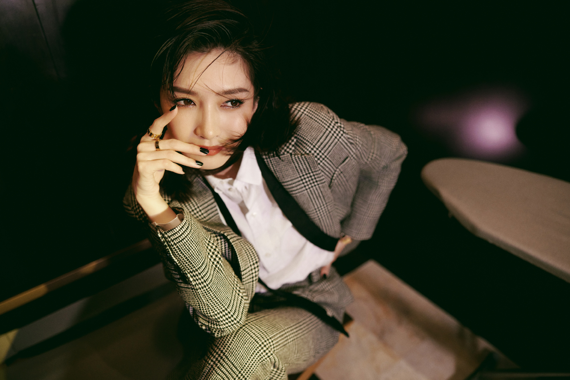 江疏影美照 灰色千鸟格西服套装帅气满分 红唇半扎发更显飒爽魅力