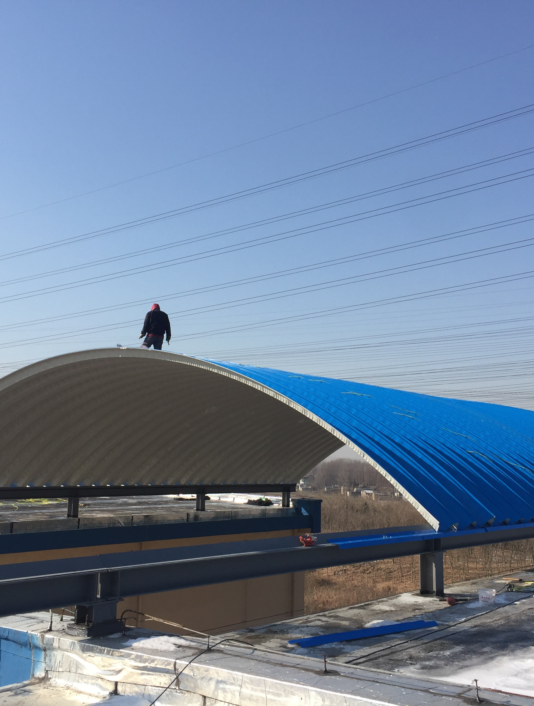 拱形屋顶在海边渔场养殖中展现出独特优势,具备良好承载能力和稳定性