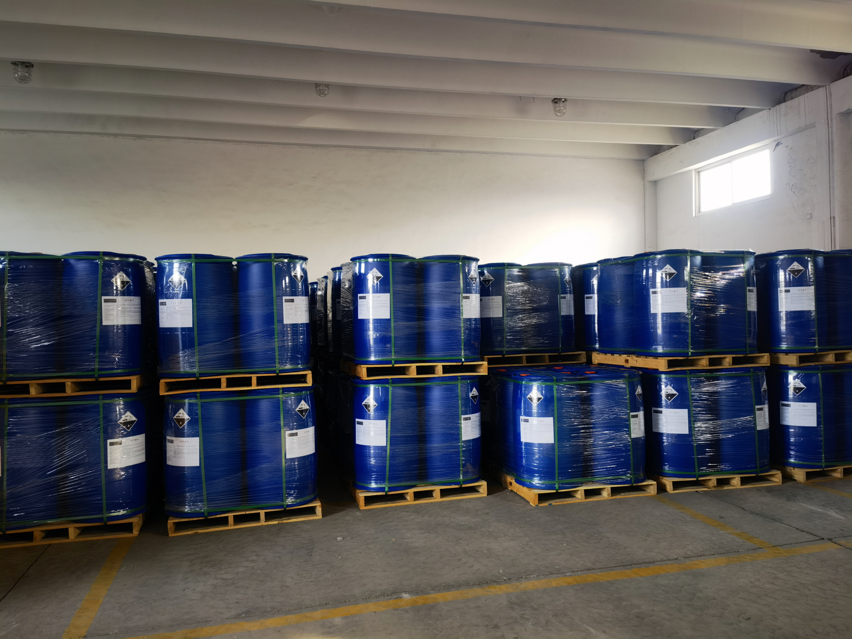 亚氯酸钠是一种白色或略带浅黄色的无定形结晶或粉末,具有强氧化性和