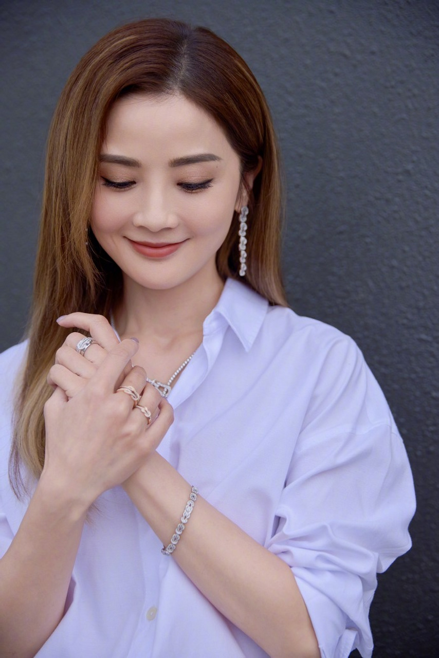 蔡卓妍撩头发# 白衬衫的sa好迷人,这么多美图,又可以换头像了.