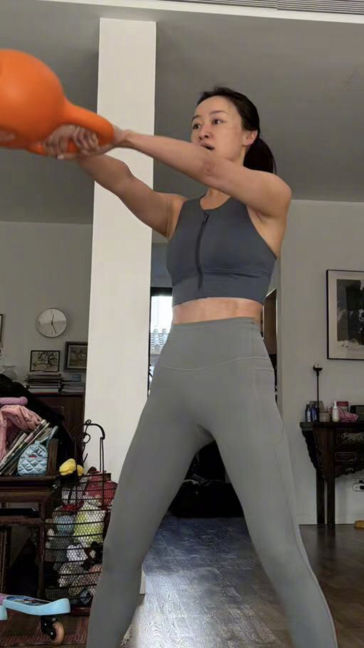 赵子琪晒马甲线,果然女明星都是狂卷健身.