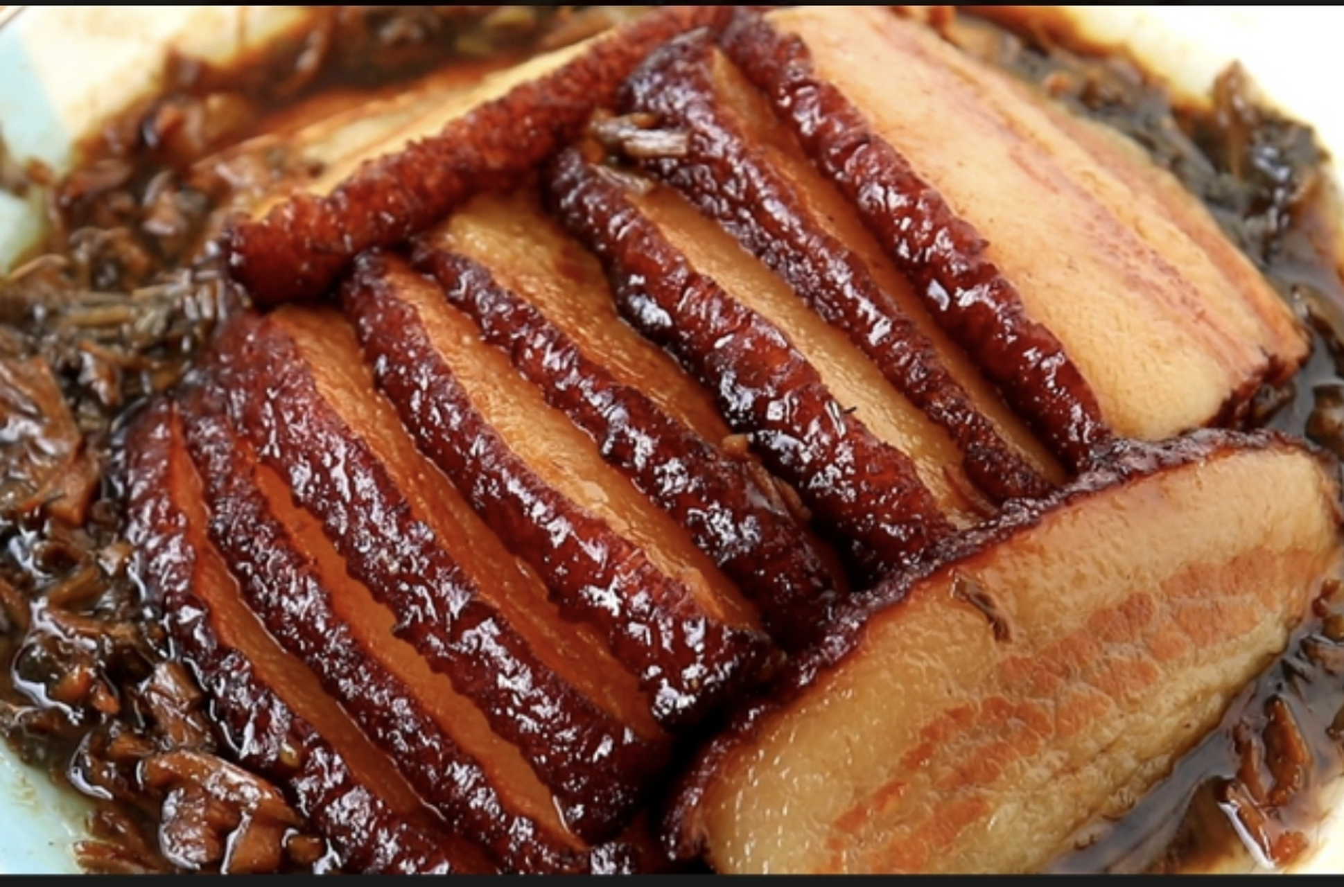 提到梅菜扣肉,相信这道菜已成为每个家庭餐桌上一道美味佳肴,有梅 