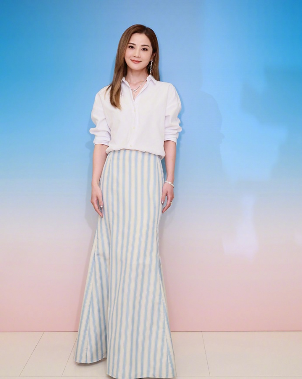 蔡卓妍撩头发# 白衬衫的sa好迷人,这么多美图,又可以换头像了.