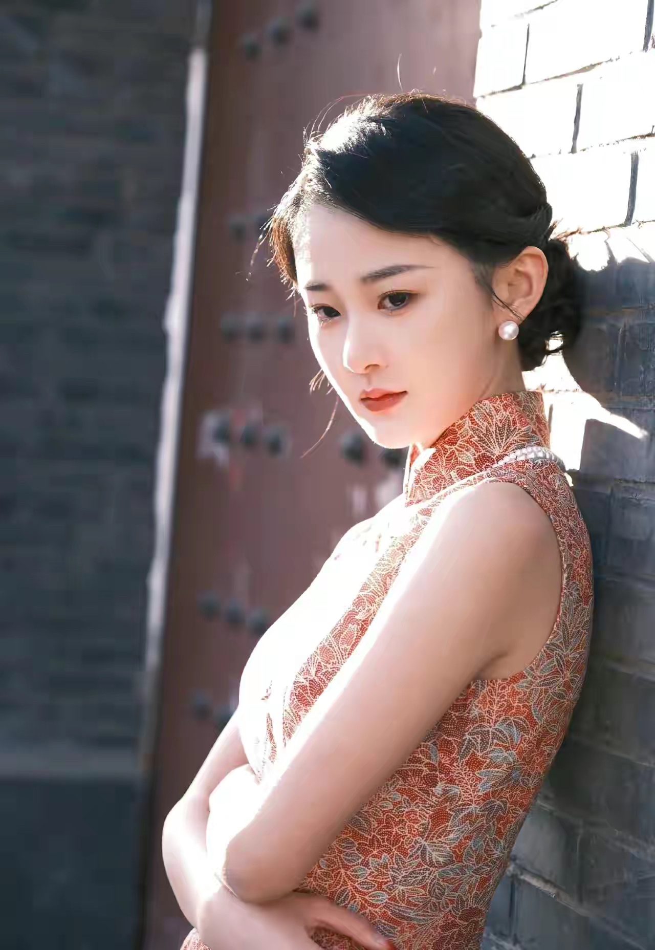 喜欢这样淡淡风情的美好女子,合体的旗袍,演绎着美的内涵!