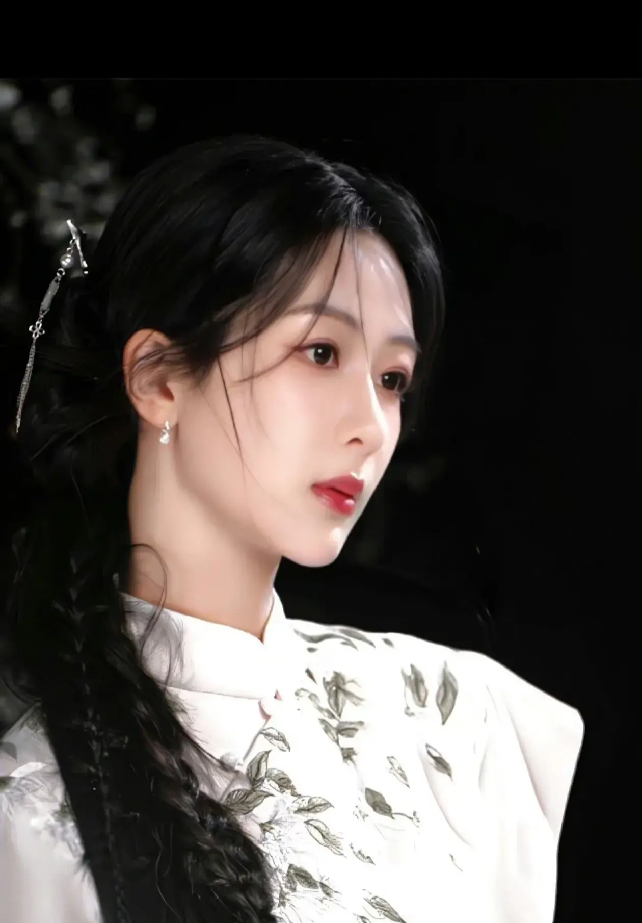 女星气质有多重要!杨紫和张予曦撞衫吊带裙,差距"一目了然"