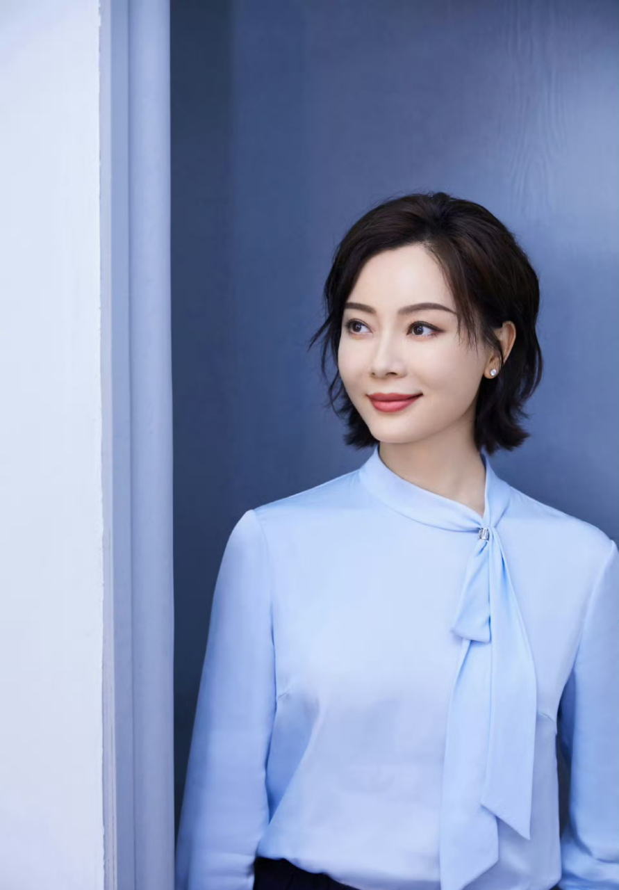 陈数一身职场穿搭,知性优雅,温婉贤淑.