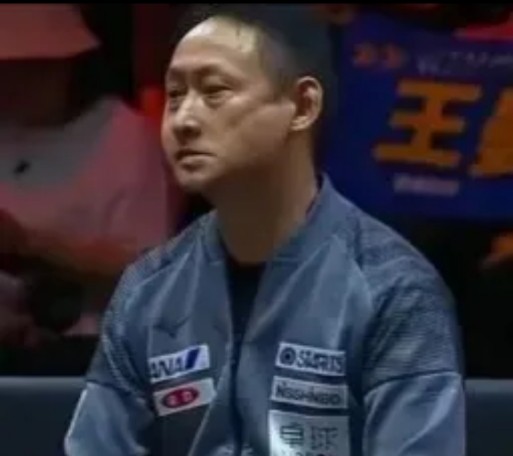 他的妻子张凌,亦是一位杰出的乒乓球运动员,曾与世界冠军邓亚萍并肩