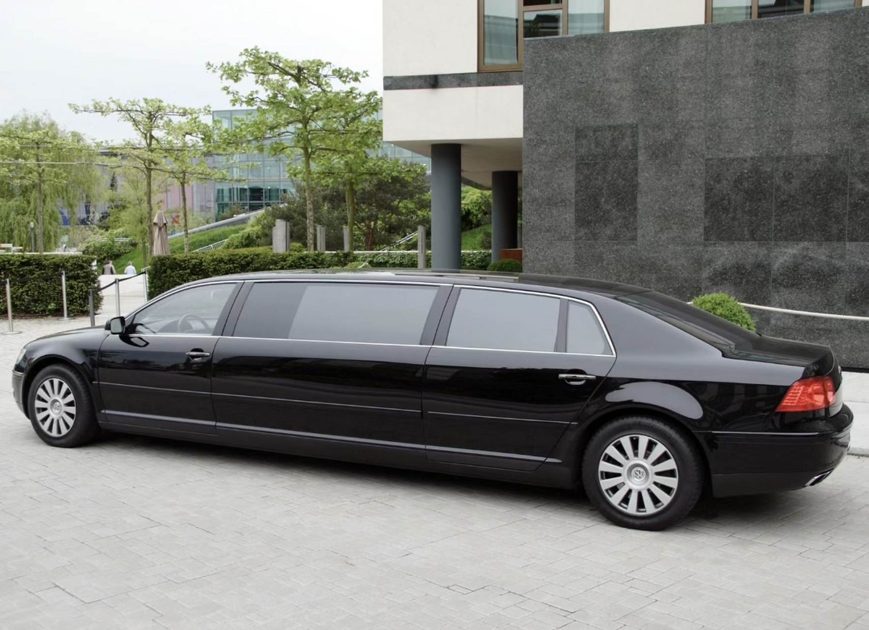 加长版辉腾,就是一座移动的豪华会客室[得意]