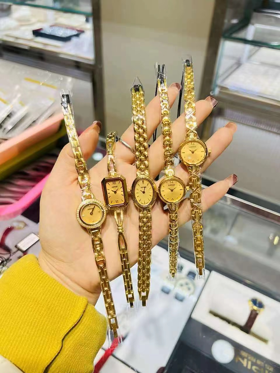 它通常以黄金或其他贵金属制成,链条可以环绕手腕,为手表增添独特的