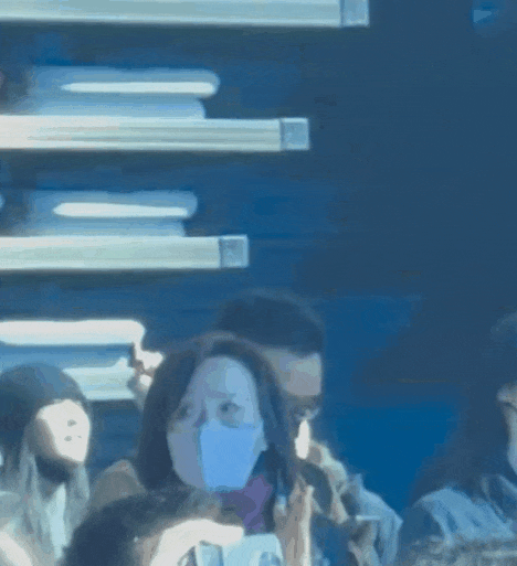 陈奕迅的妻子徐濠萦和陈康提经常出现在他众多的演唱会上,这两个熟悉