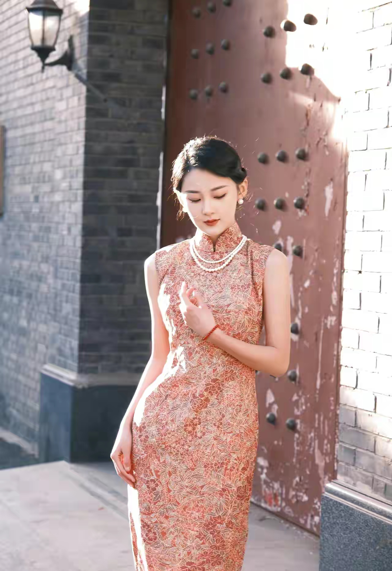 喜欢这样淡淡风情的美好女子,合体的旗袍,演绎着美的内涵!