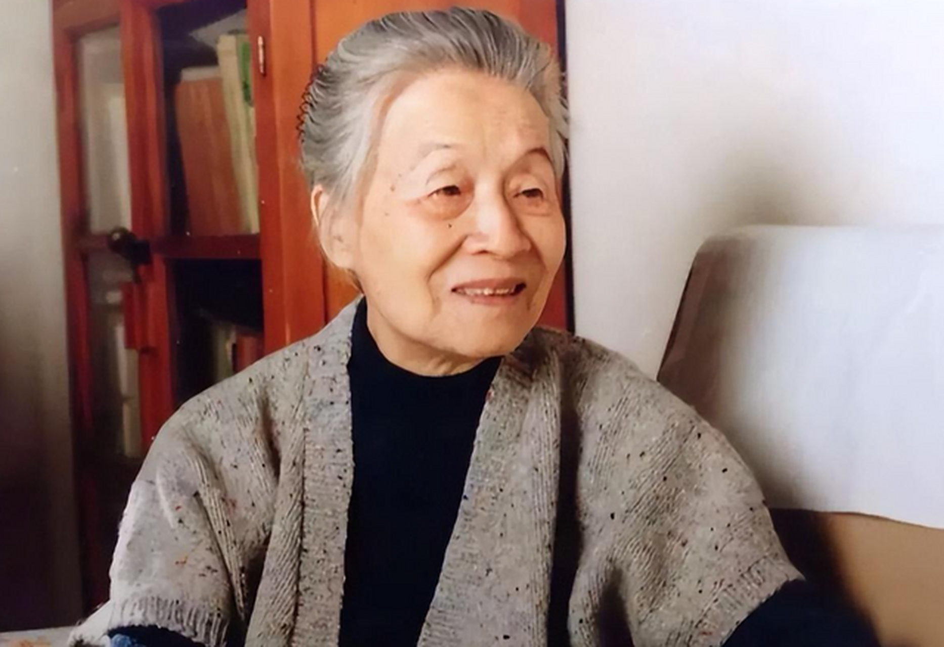 冰心,原名谢婉莹.她的作品如《寄小读者》,《超人》等深受喜爱!