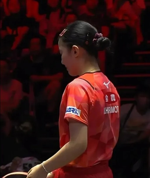 他的妻子张凌,亦是一位杰出的乒乓球运动员,曾与世界冠军邓亚萍并肩