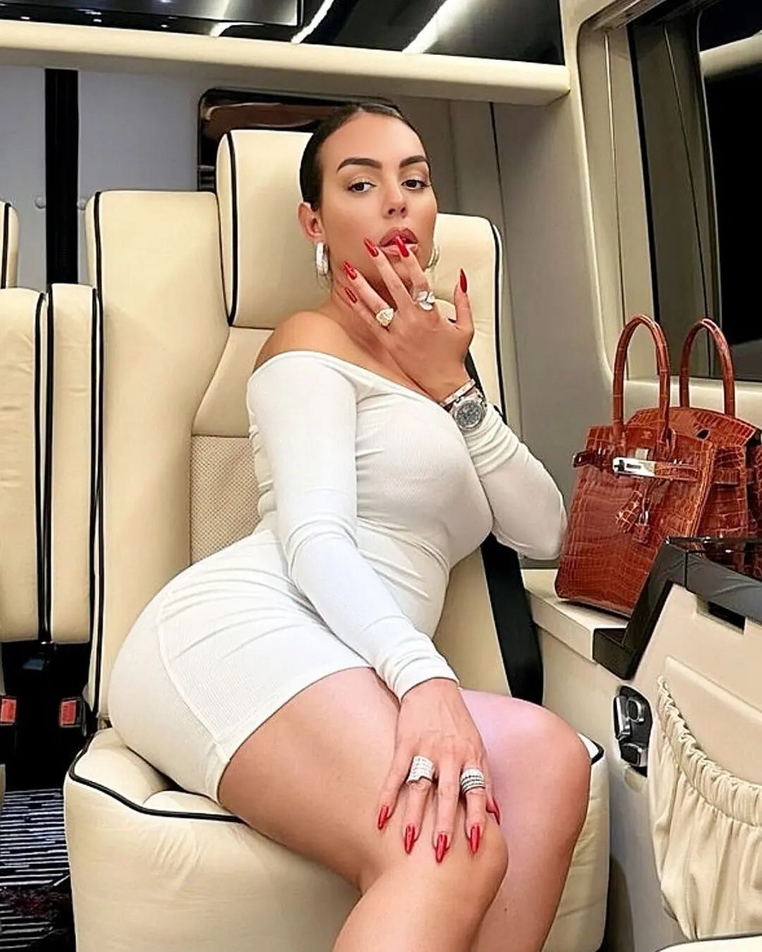 c罗女友乔治娜记录和家人的美好时光,秀大长腿