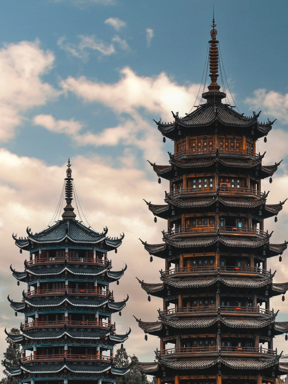 桂林文化地标,世界最高日月双塔,盛世奇观 双月双塔位于桂林市两江四