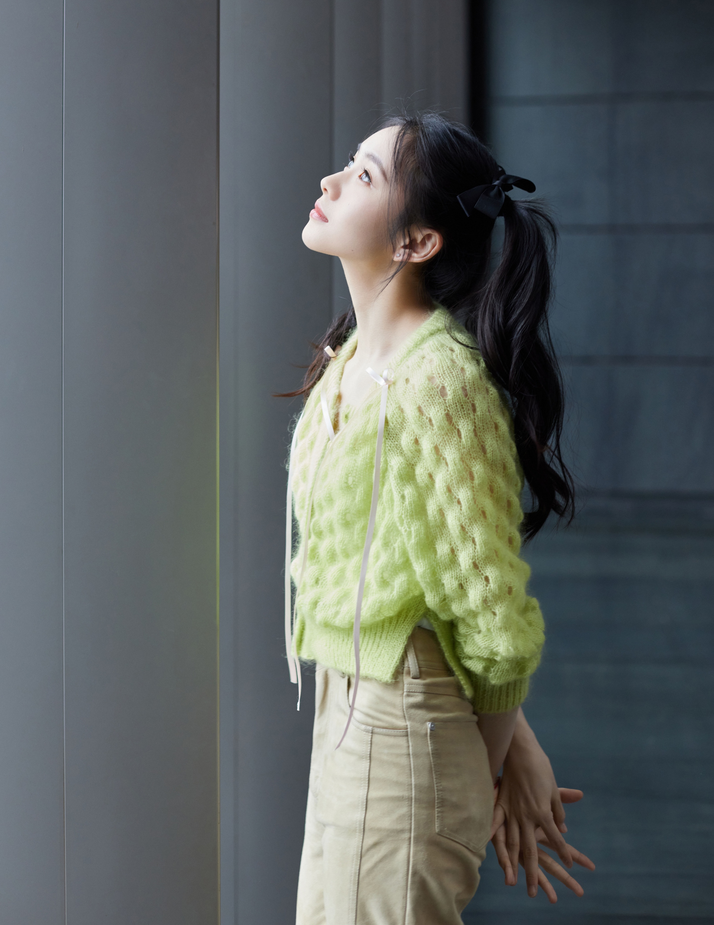 清纯小花刘浩存最新写真:绿色镂空毛衣搭配双马尾,甜美可人