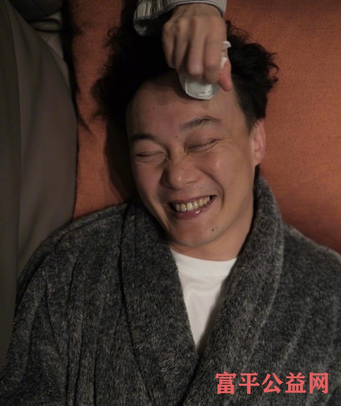 陈奕迅西安演唱会意外撞头,幽默自嘲赢得歌迷喜爱