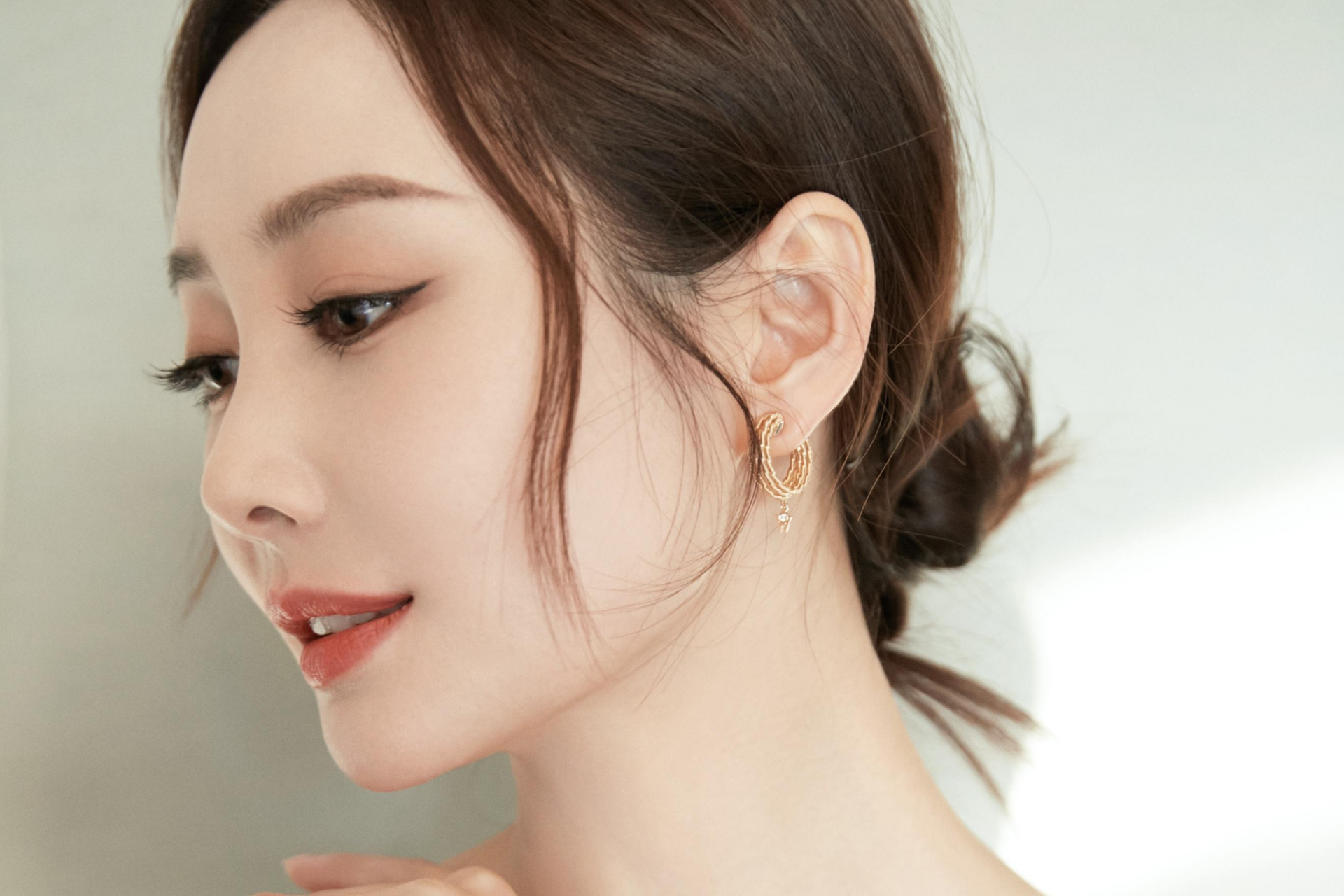 李纯新写真惊艳曝光!身着绿色吊带裙,清新脱俗如仙子下凡.