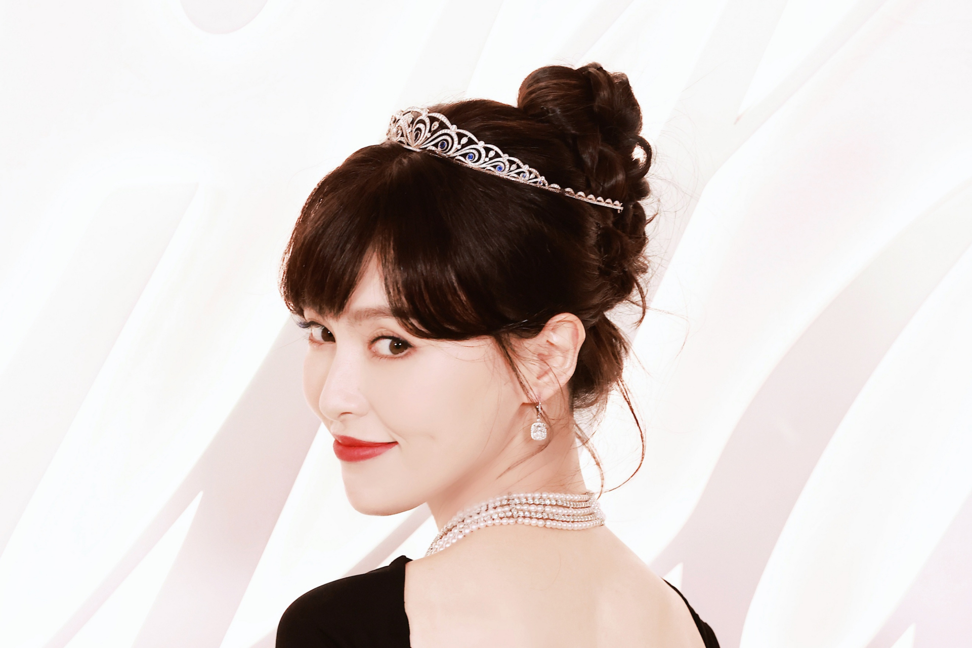 唐嫣惊艳亮相品牌活动,黑色露背长裙搭配珍珠项链和皇冠!