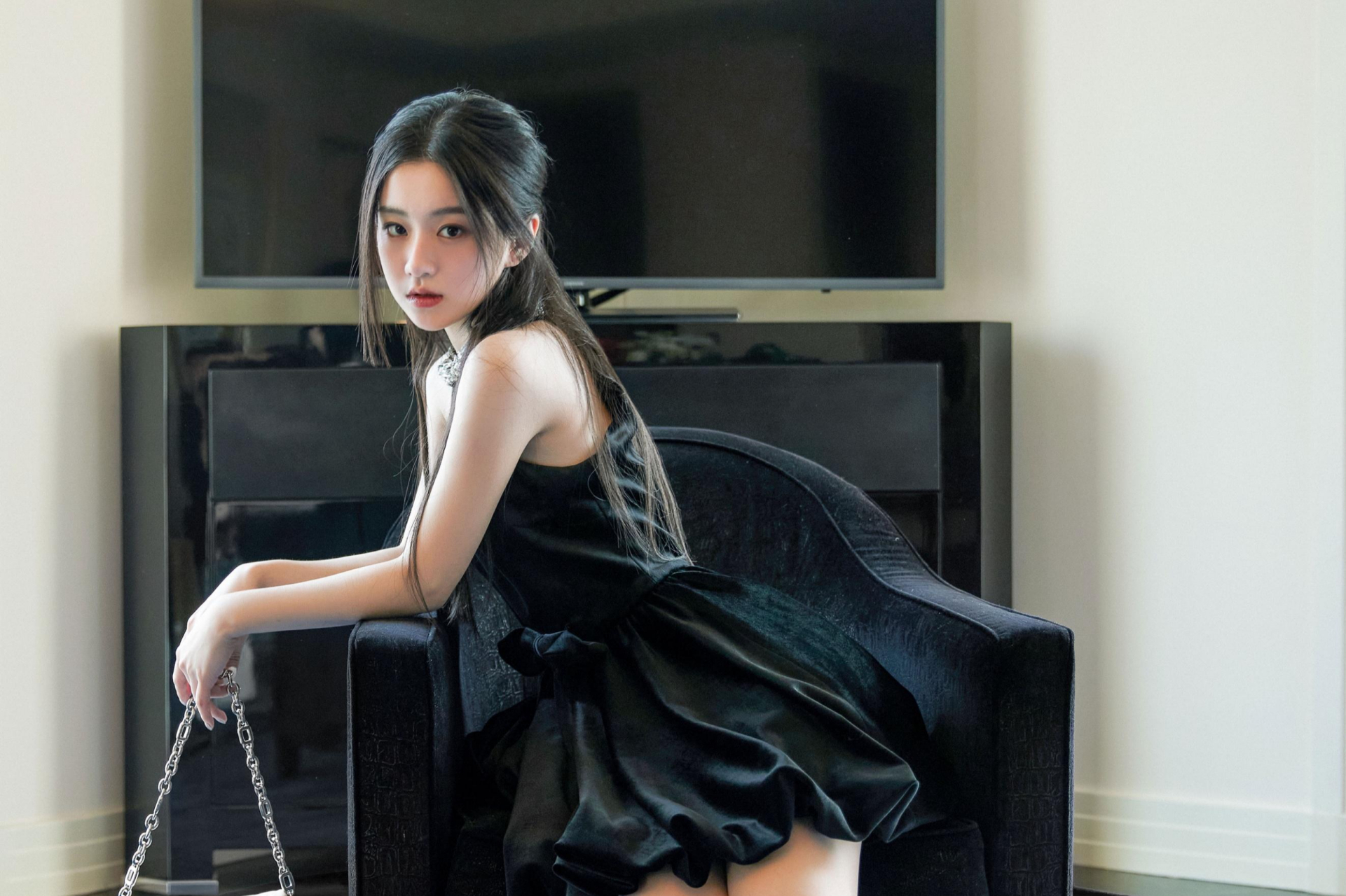 小黑裙 钻链,优雅大气到不行95.网友热议:太美了吧?