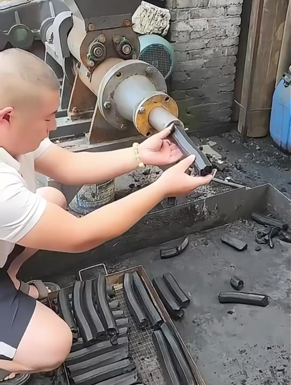 大哥制作木炭呢,总是失败,啥时候能成功啊