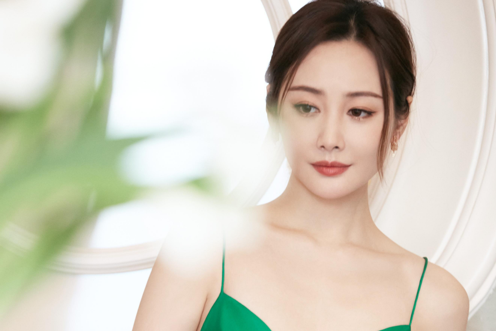 李纯新写真惊艳曝光!身着绿色吊带裙,清新脱俗如仙子下凡.