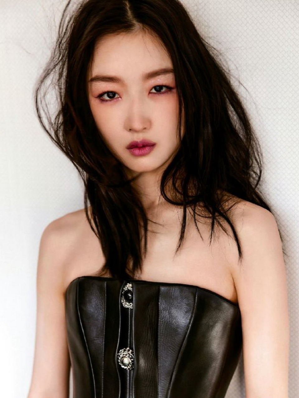 周冬雨现身lv秀场,这样穿搭优雅中透露着野性 抹胸一字领的剪裁设计