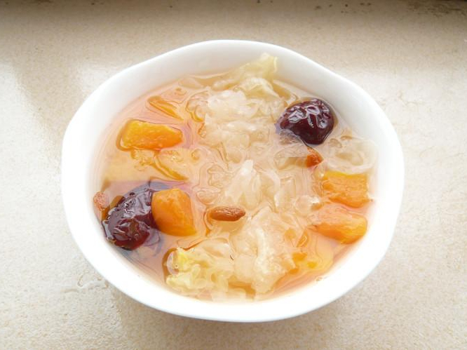 材料:银耳100克,木瓜1个,红枣10-15颗,冰糖适量