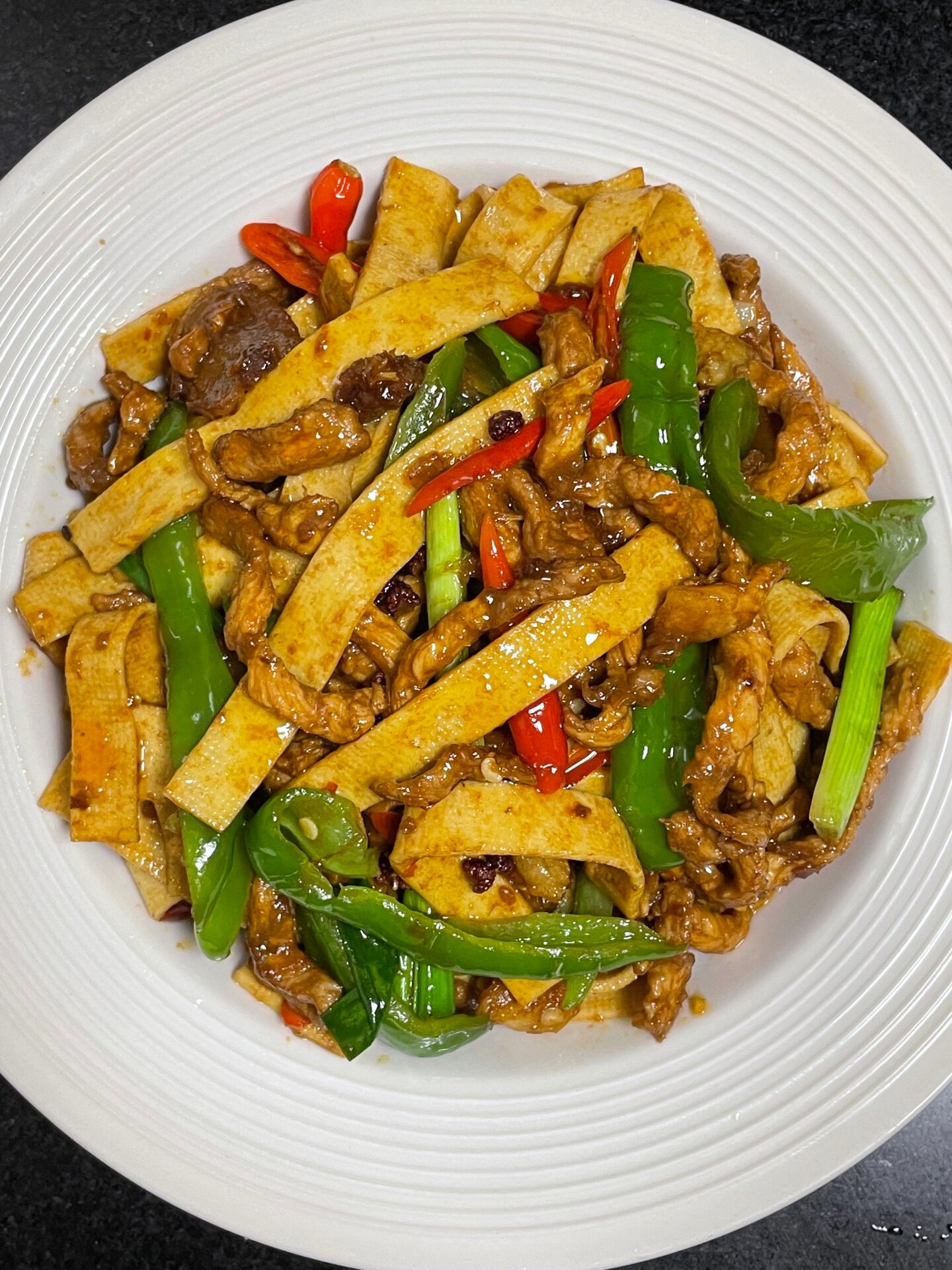 姐妹们今天给大家出一个这种薄豆干炒肉的教程