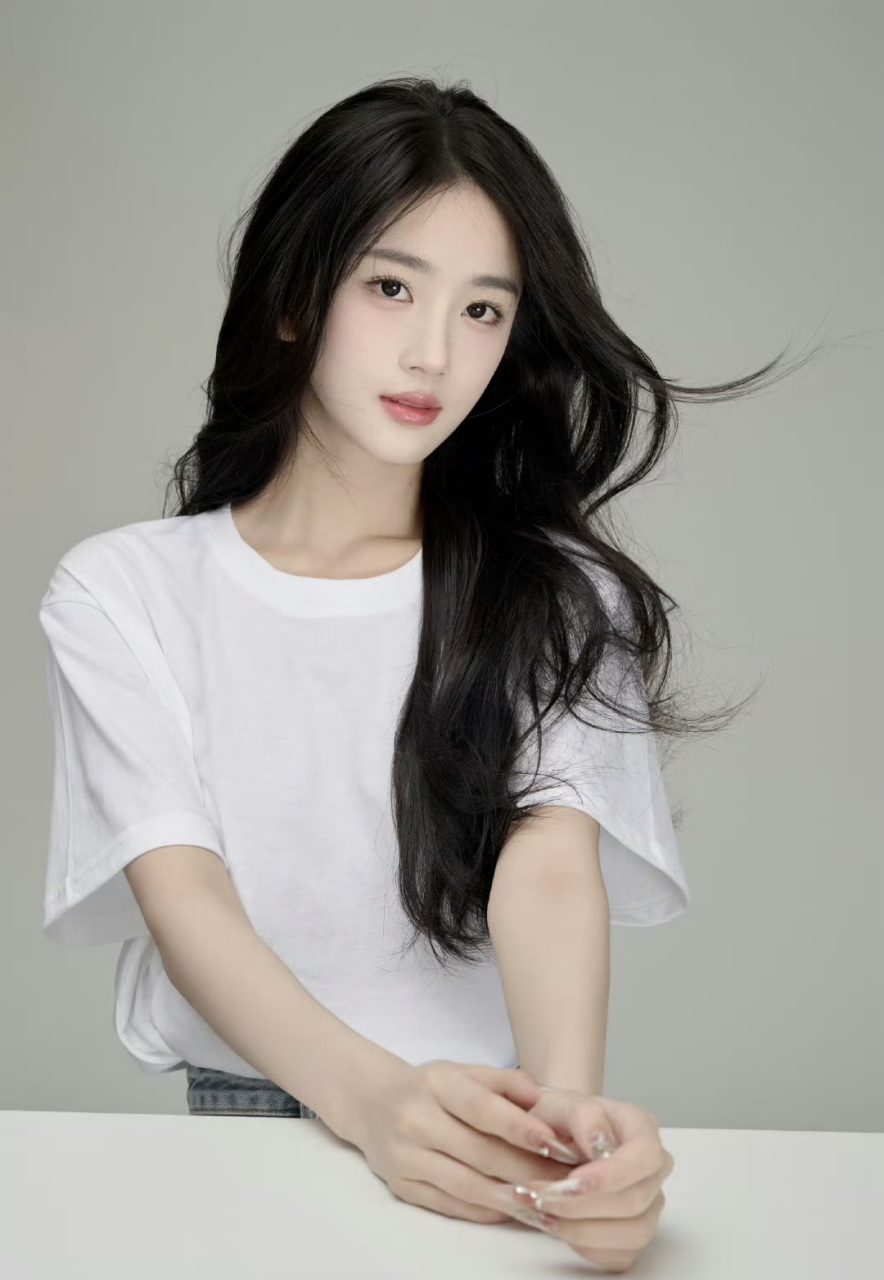 潘敏: 一个努力向上的清纯美女,给人的第一印象就是美丽和大方.