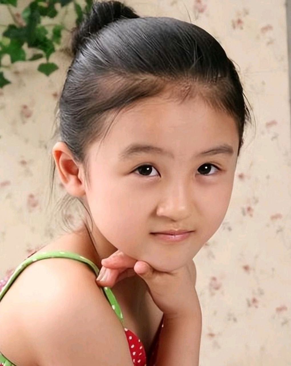 被成龙抱着上春晚的童星陆子艺,如今已是婷婷玉立博学多才的23岁靓女