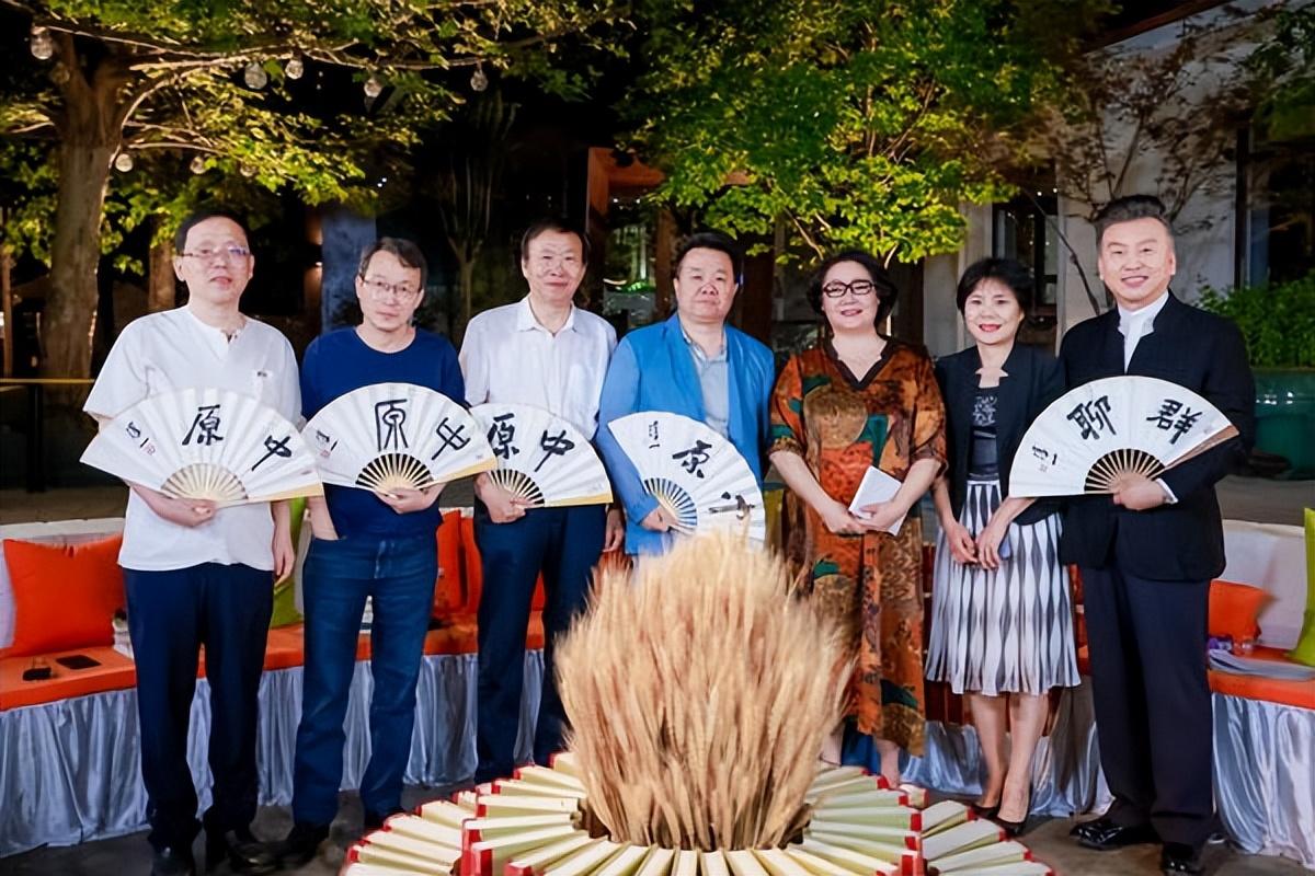 回顾主持人张泽群:和董卿恋爱是谣言,隐婚生子,妻子身份至今未知