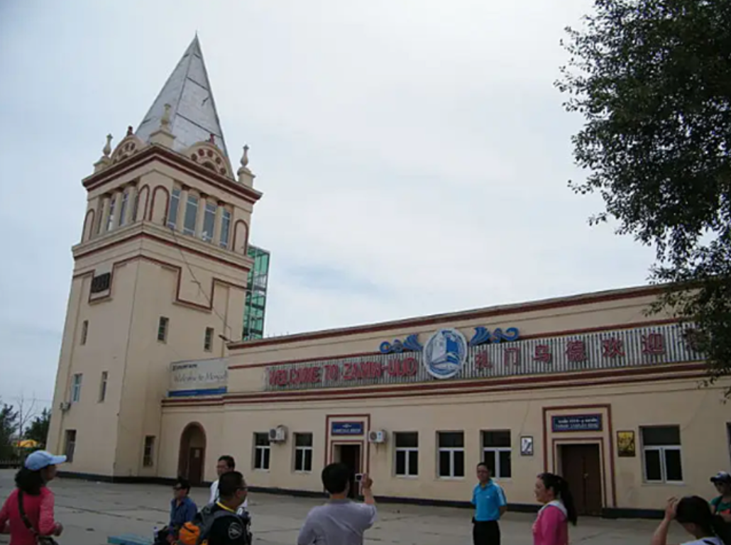 俄罗斯,蒙古的那条贸易铁路,而扎门乌德正是这趟专列的首发站