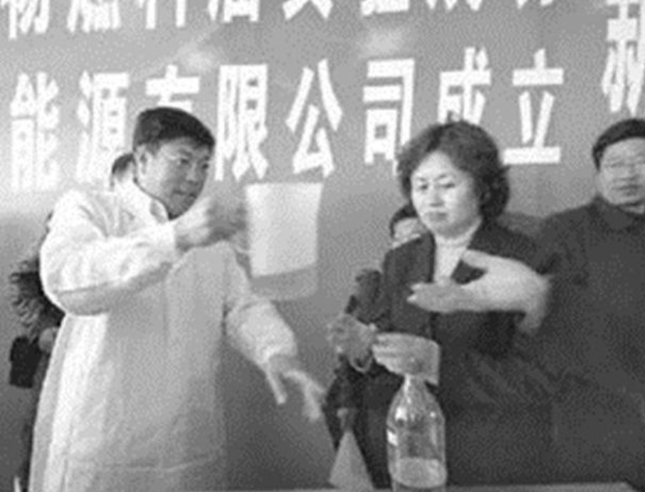 多位科学家不对劲,与他商谈将母液拿出来鉴定,虽然此前他一直推脱,但