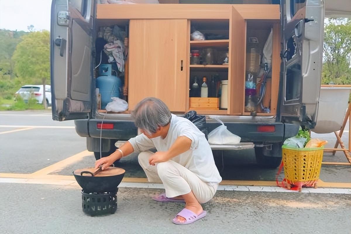 有一次有一对夫妻想要邀请张瀛去家里睡一晚,但她却拒绝了:"车是我的