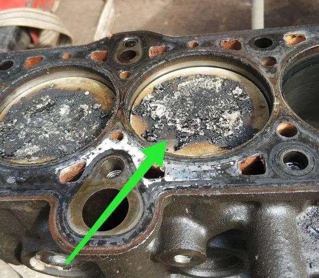 "燃油宝"到底能不能除积碳?加了8瓶才明白,车主看完不吃亏