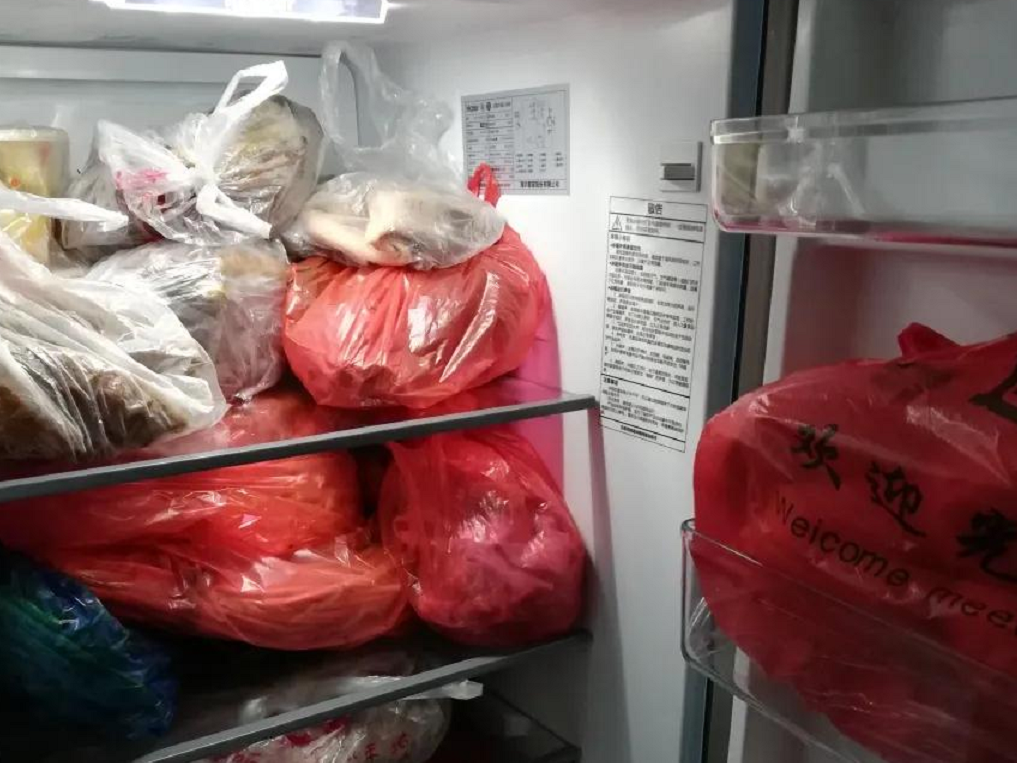 保存这个宝贝,在家里只剩下自己和儿子的时候,张泉水还找来一个塑料袋