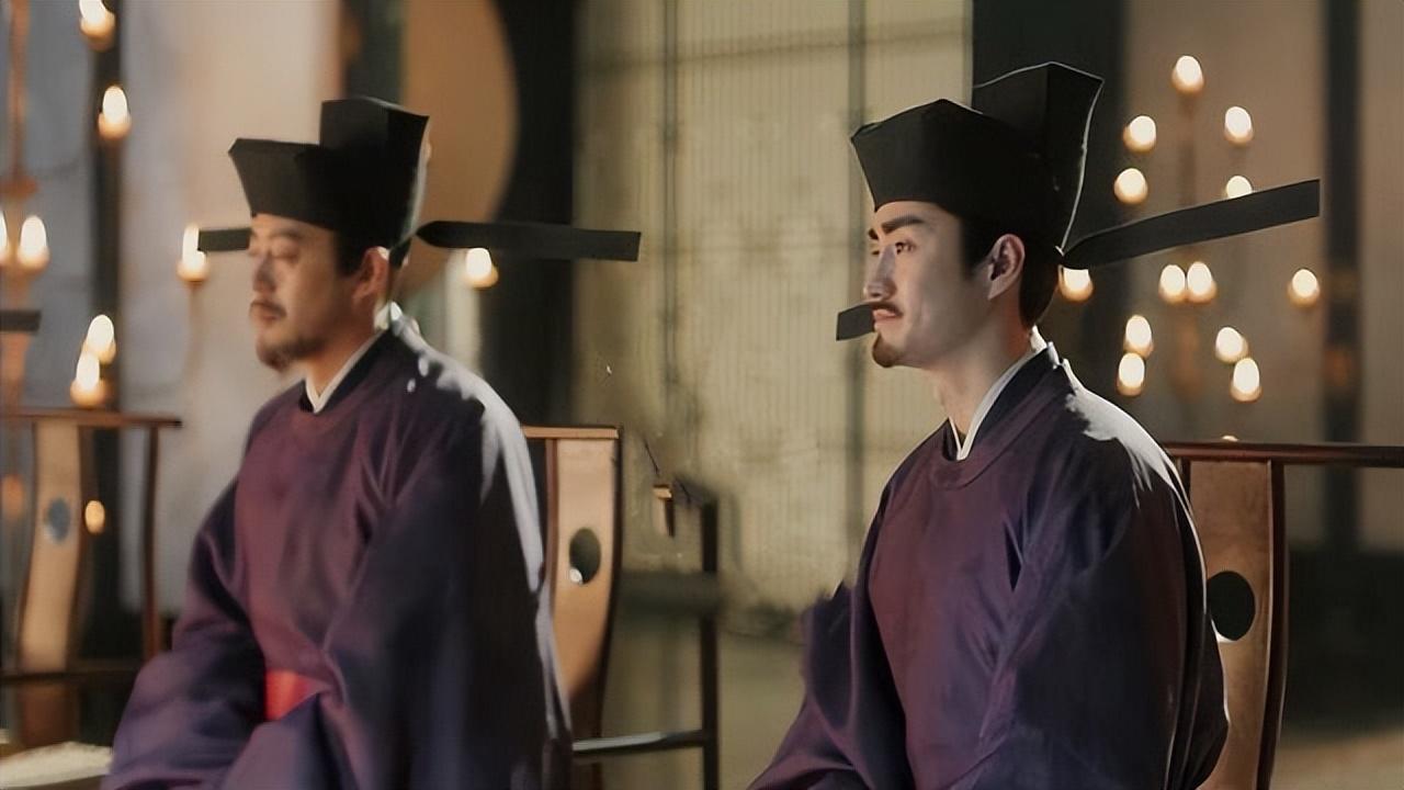 宰相发现小妾与手下私会非常生气第二天给手下买了个老婆