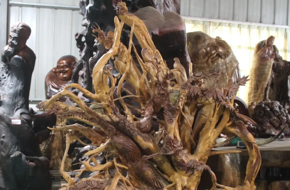 2014年男子用1万块钱买树根做根雕一年后有人出价千万都不卖