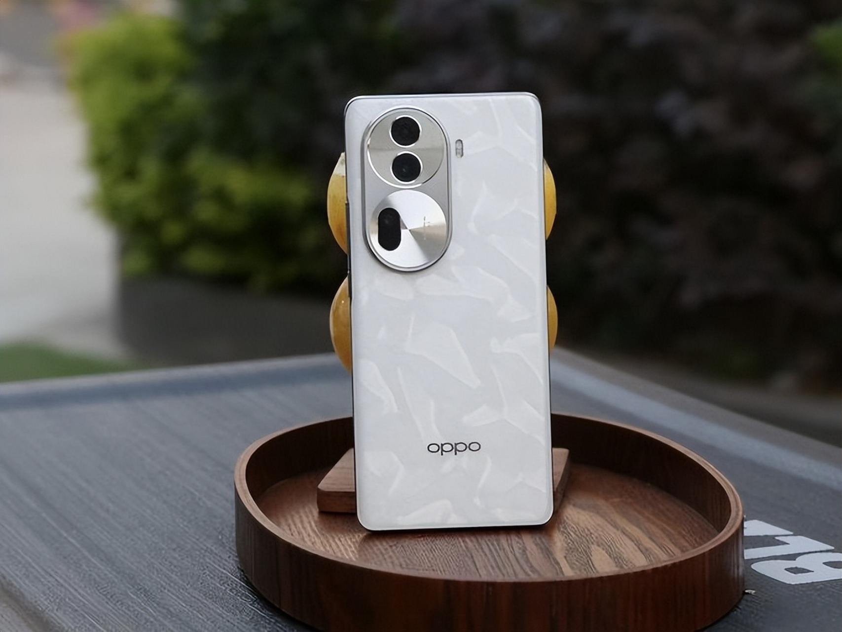 opporeno11是一款出色的摄影手机,搭载5000万单反级人像三摄和天玑