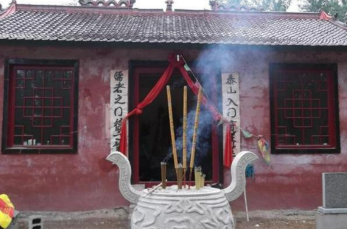 回顾小伙住深山古庙9年靠香火钱度日少时一个月仅40元