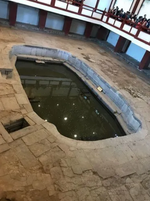 华清池这个名字听起来宁静而古雅,让人联想到温泉水汽蒸腾,历史遗迹