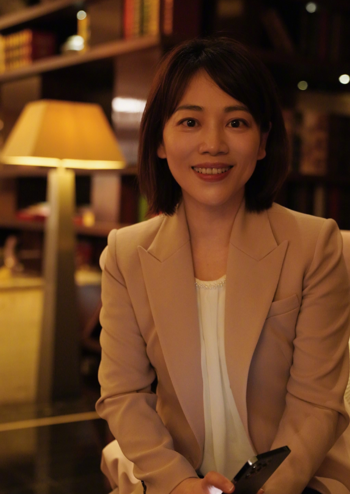 回顾著名女主播劳春燕一路奋斗到央视与丈夫分居如今咋样